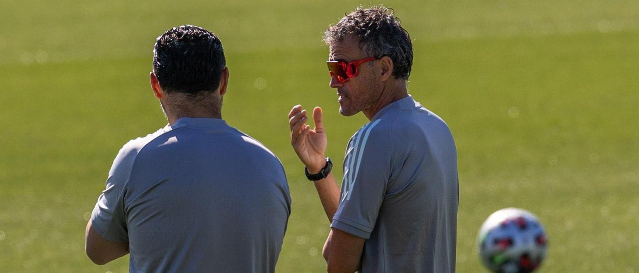 Luis Enrique, a la derecha, durante un entrenamiento de la selección