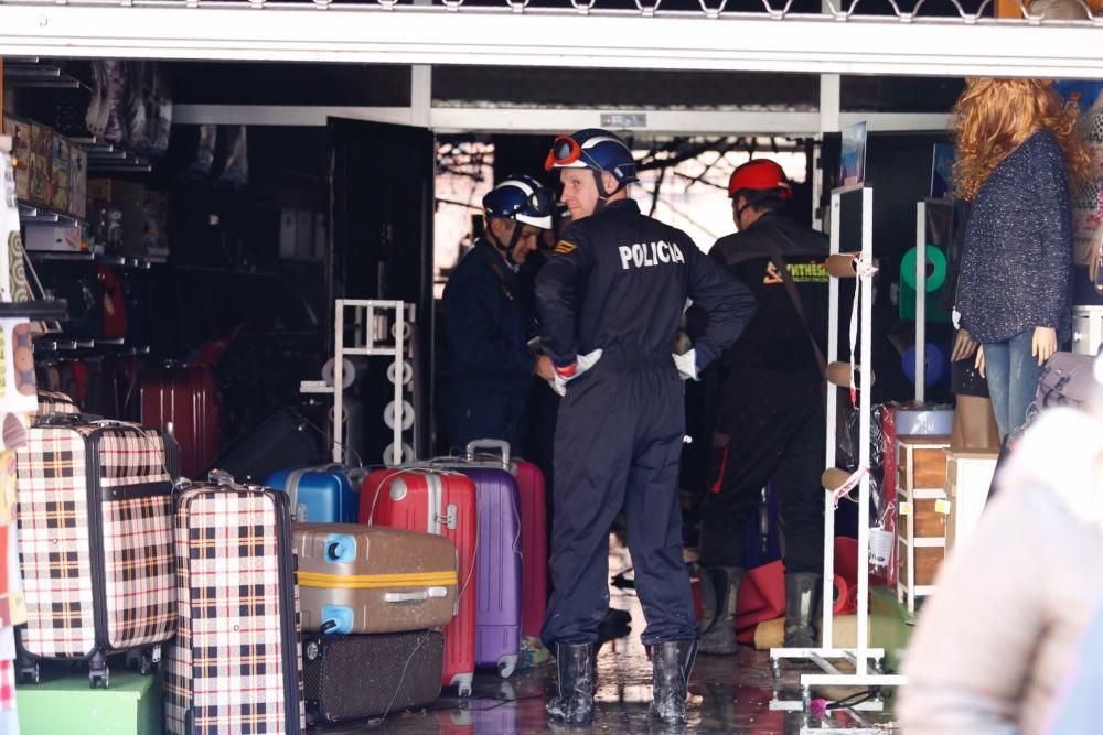 Policía científica y bomberos de Oviedo participan en la investigación que trata de esclarecer las causas del incendio de Pumarín.