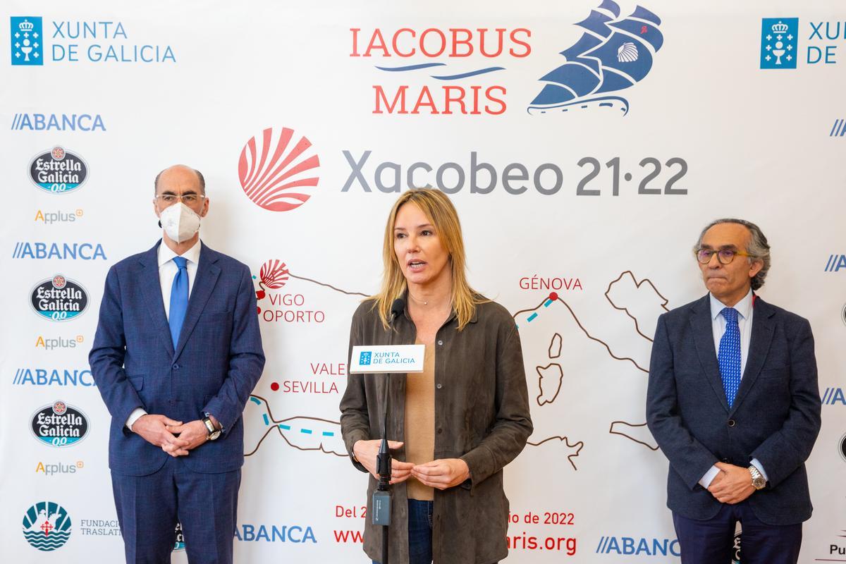 El presidente del Puerto de Vigo, Jesús Vázquez Almuíña; la delegada territorial de la Xunta en Vigo,Marta Fernández-Tapias;y el presidente de la Fundación Traslatio, Mario Cardama, durante la firma del convenio.