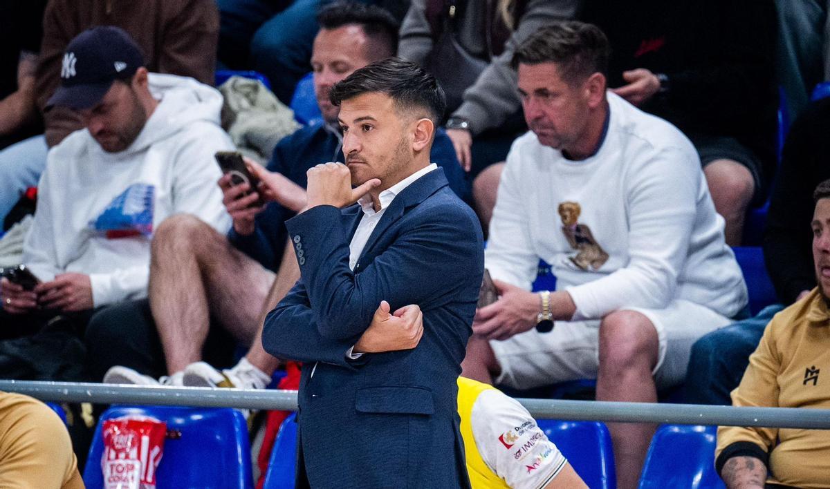 Emanuel Santoro sigue el juego en el Palau Blaugrana.