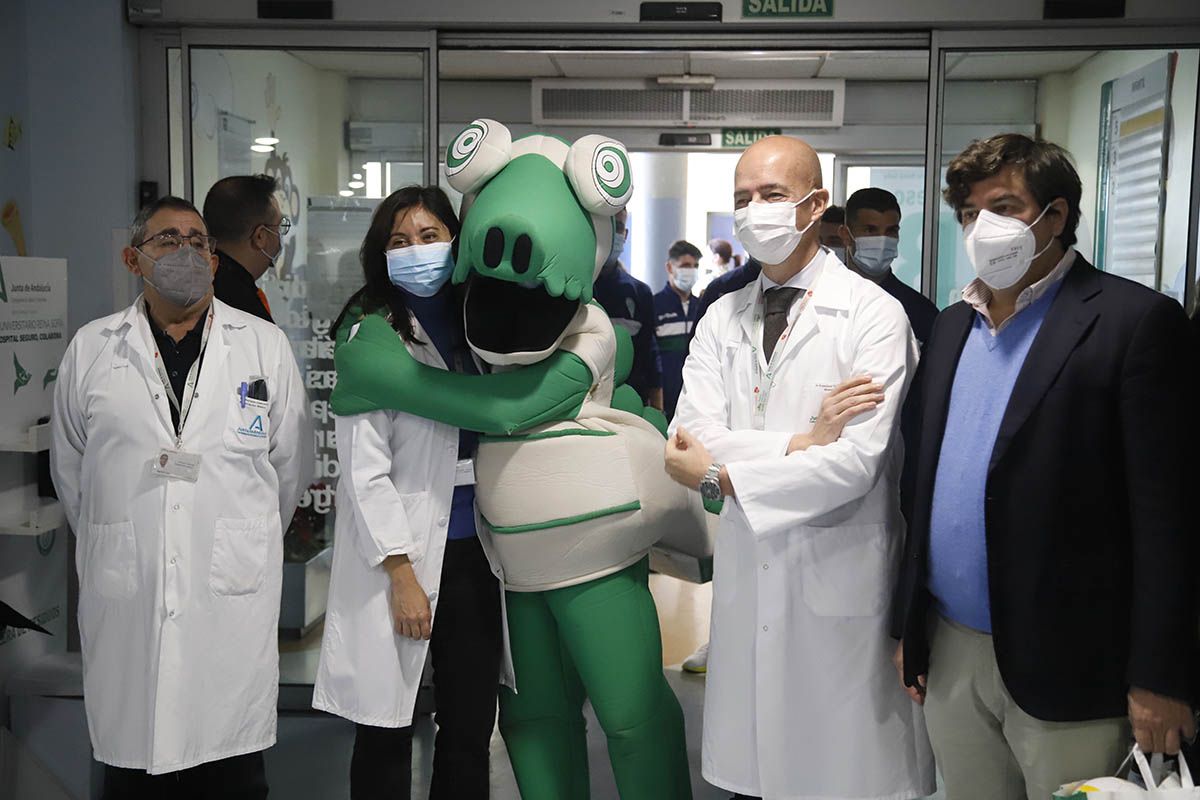 La visita del Córdoba CF al Hospital Reina Sofía en imágenes