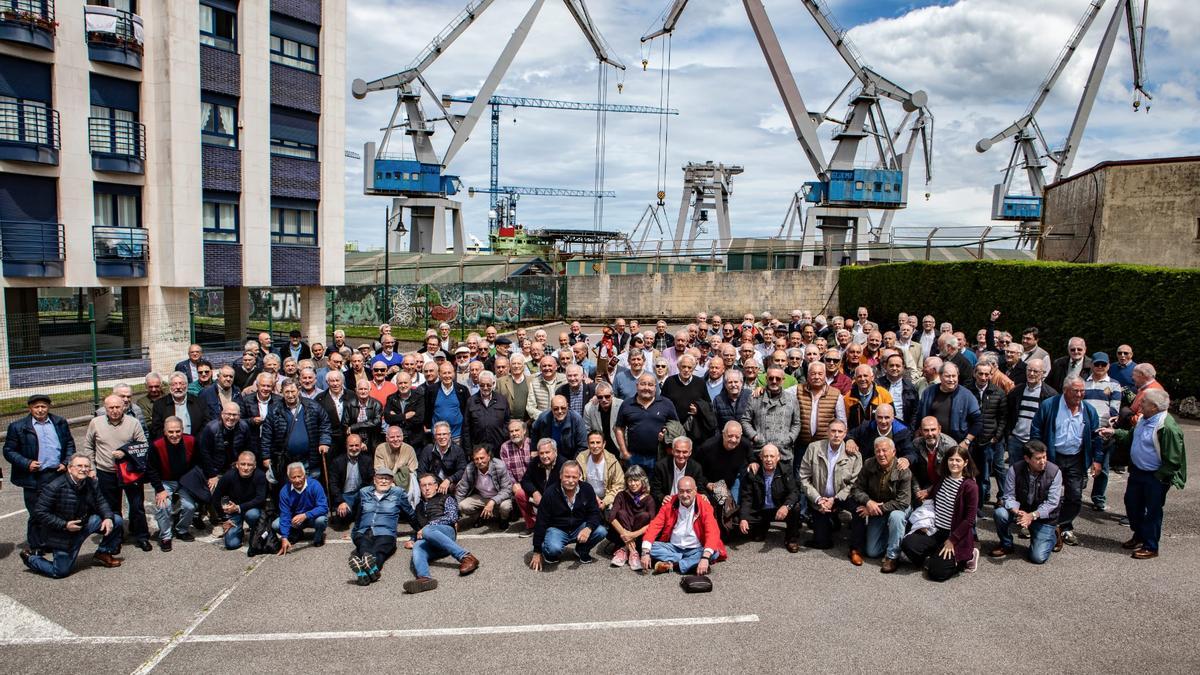 Foto de familia de los asistentes a la cita.