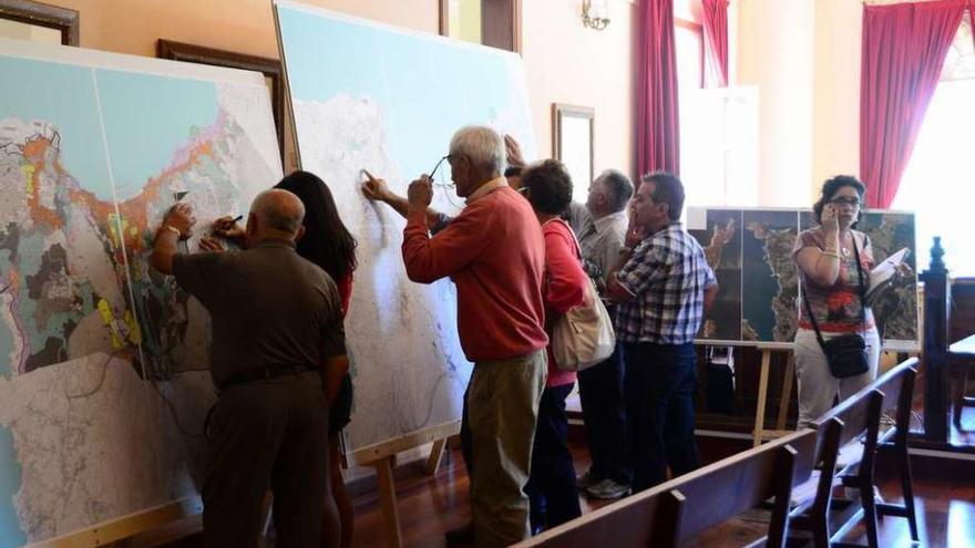 Vecinos consultan los planos del PXOM durante su exposición pública. // Gonzalo Núñez