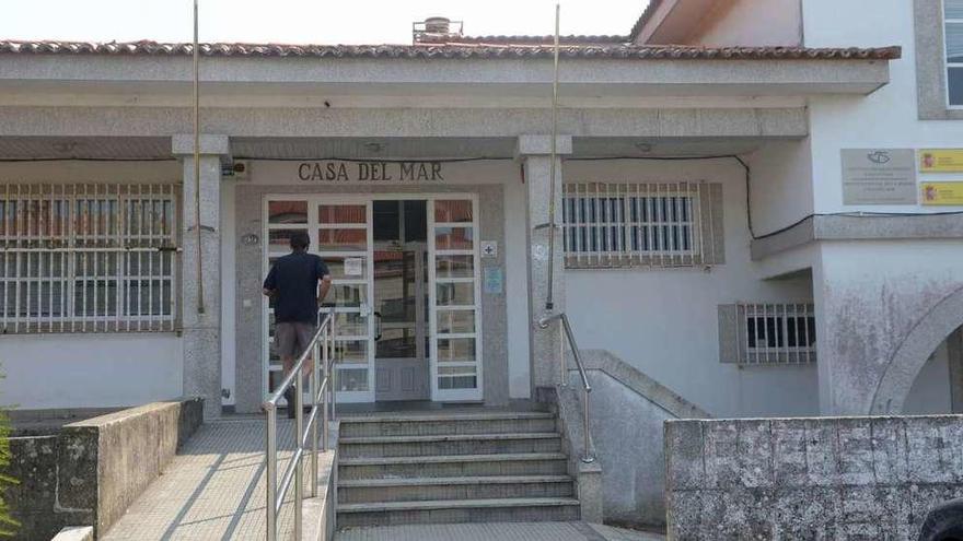 Fachada del centro de salud de A Illa. // Noé Parga