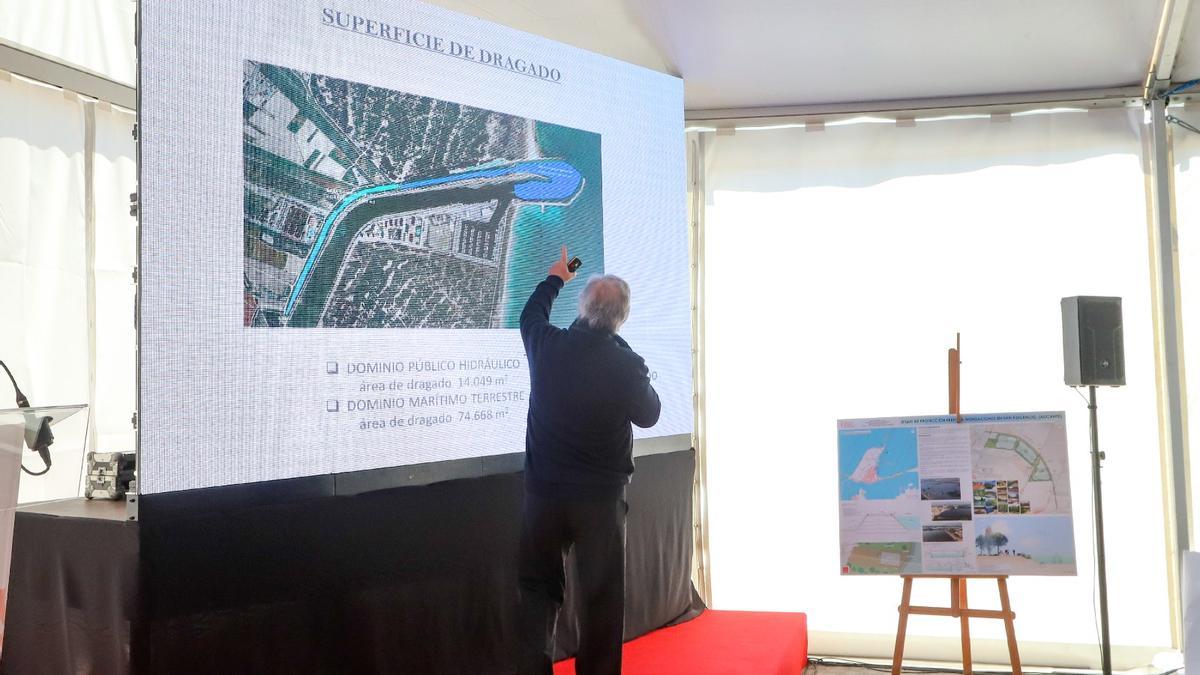 Presentación del proyecto de dragado por parte del ingeniero de la Generalitat este lunes en Guardamar del Segura