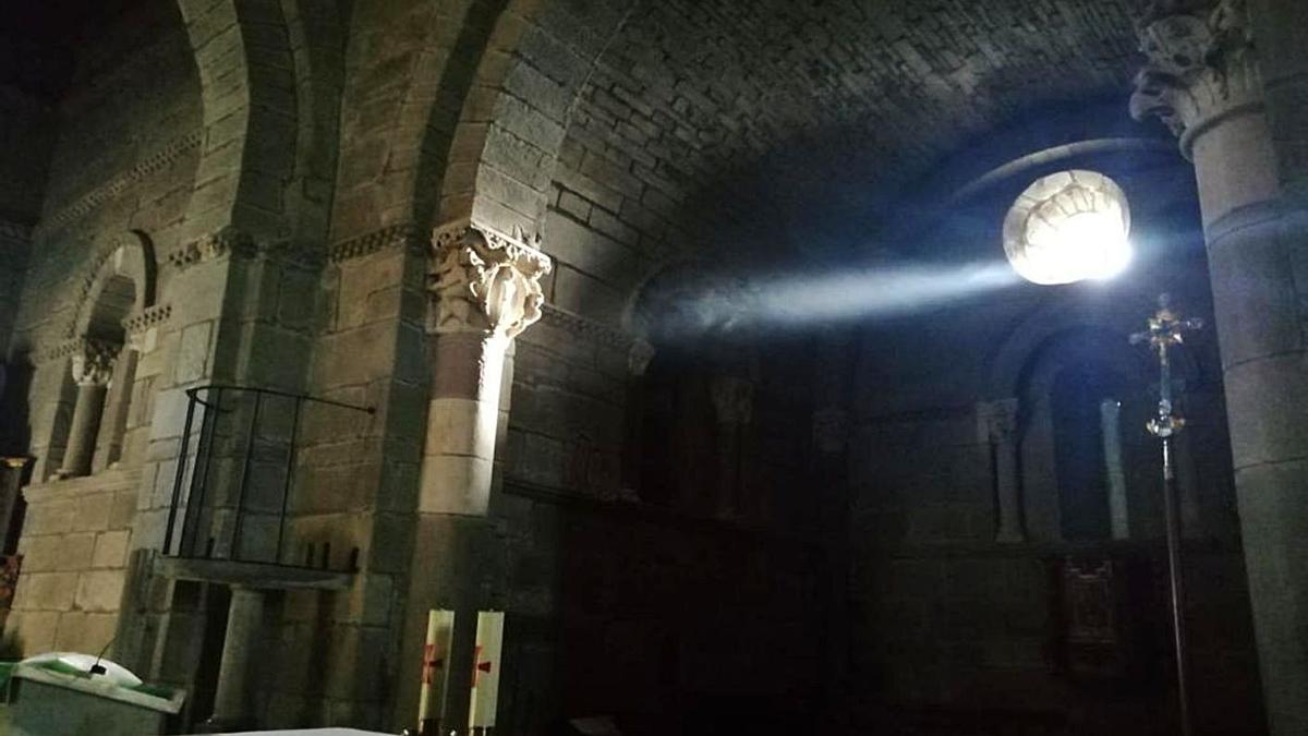 El fenómeno equinoccial de la luz sobre el capitel de las ánimas en Santa Marta de Tera el viernes.|J. A. G.