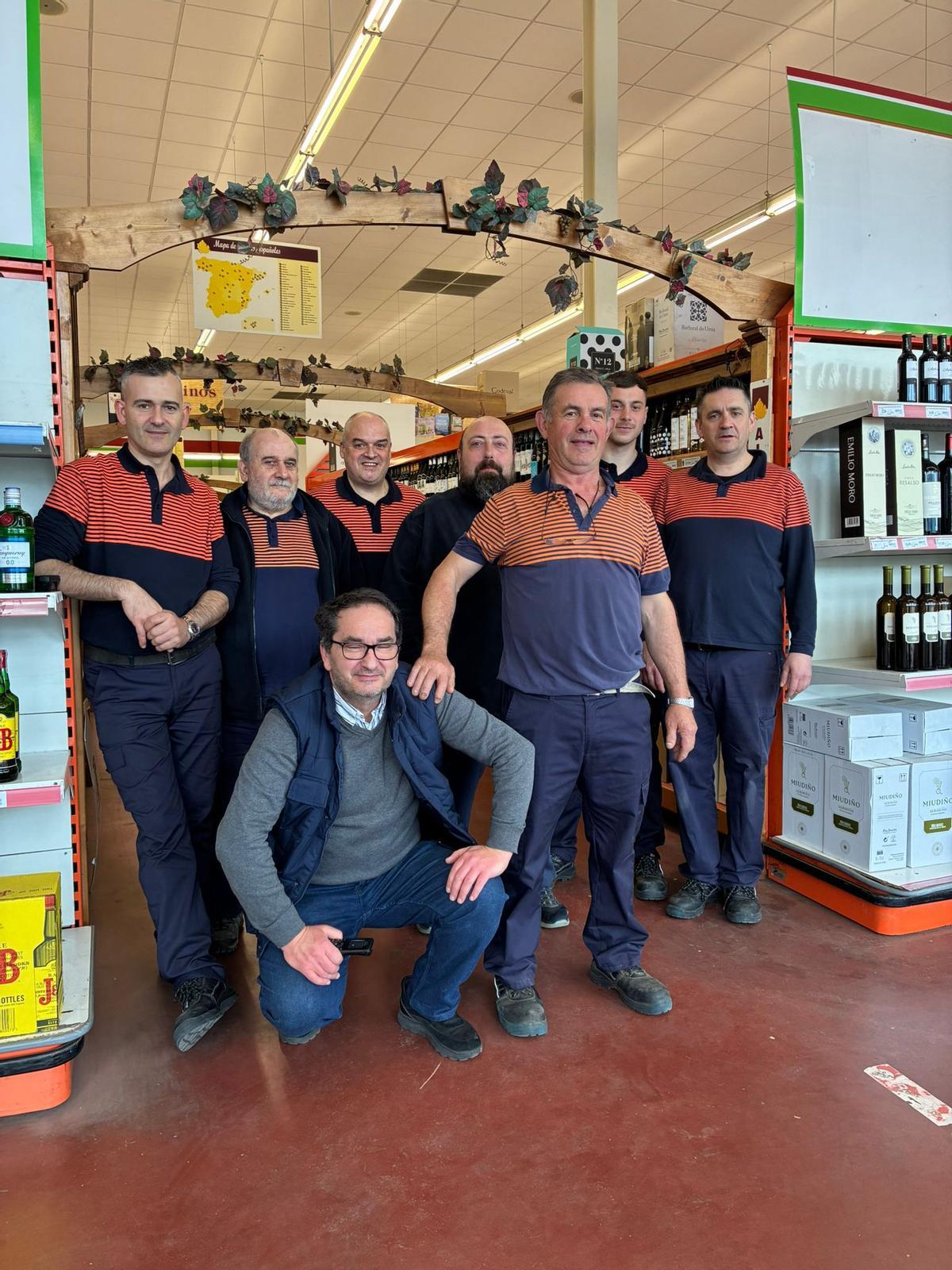 José Ramón Parga, de pie en primer término, con sus compañeros en su despedida del Cash Ifa de Betanzos.