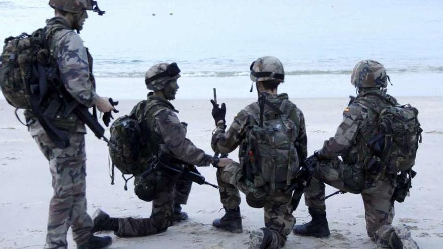 Un ejercicio de la Infantería de Marina en la playa de Area Grande (O Grove). // Muñiz