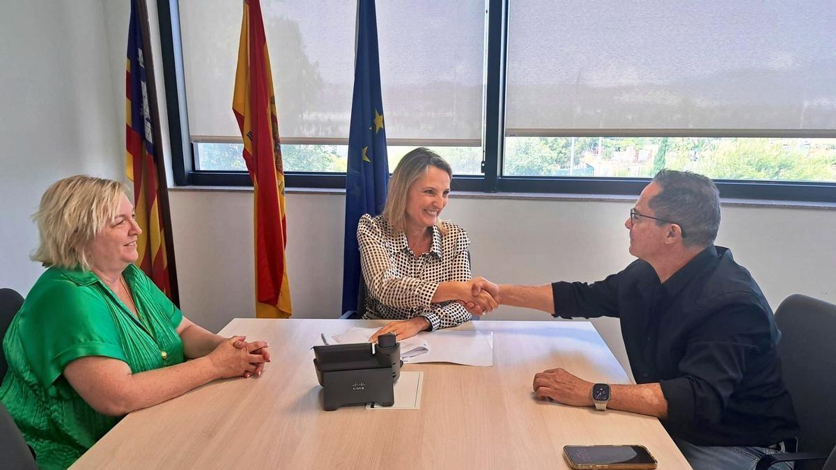 El secretario general de Servicios Públicos del sindicato, Miquel Ángel Romero, y la consellera de Trabajo, Función Pública y Diálogo Social, Catalina Cabrer.