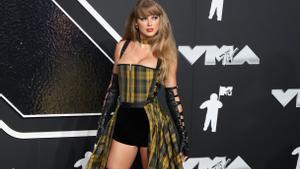 Taylor Swift reina en los MTV VMA con siete premios y agradece el apoyo de su novio