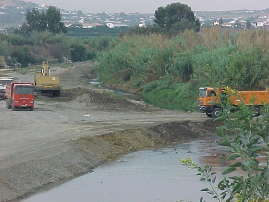 Obras de limpieza y mejora del río Campanillas en 1999.