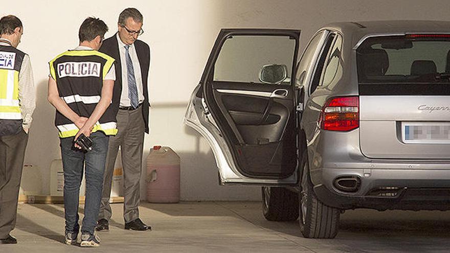 El instructor y un agente de Policía junto al coche de la víctima en una imagen de archivo.