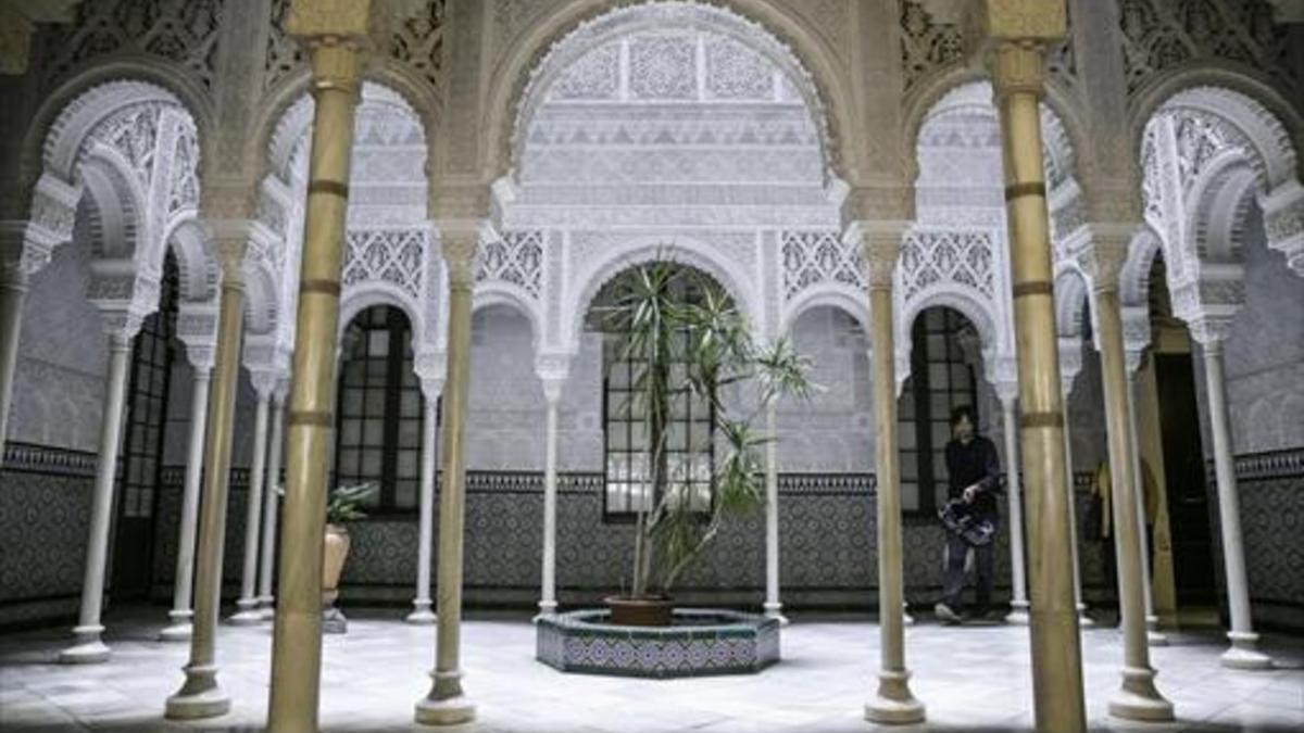 Interior de la 'casa Alhambra', con la réplica del Patio de los Leones, en la calle Berlinès, 5.