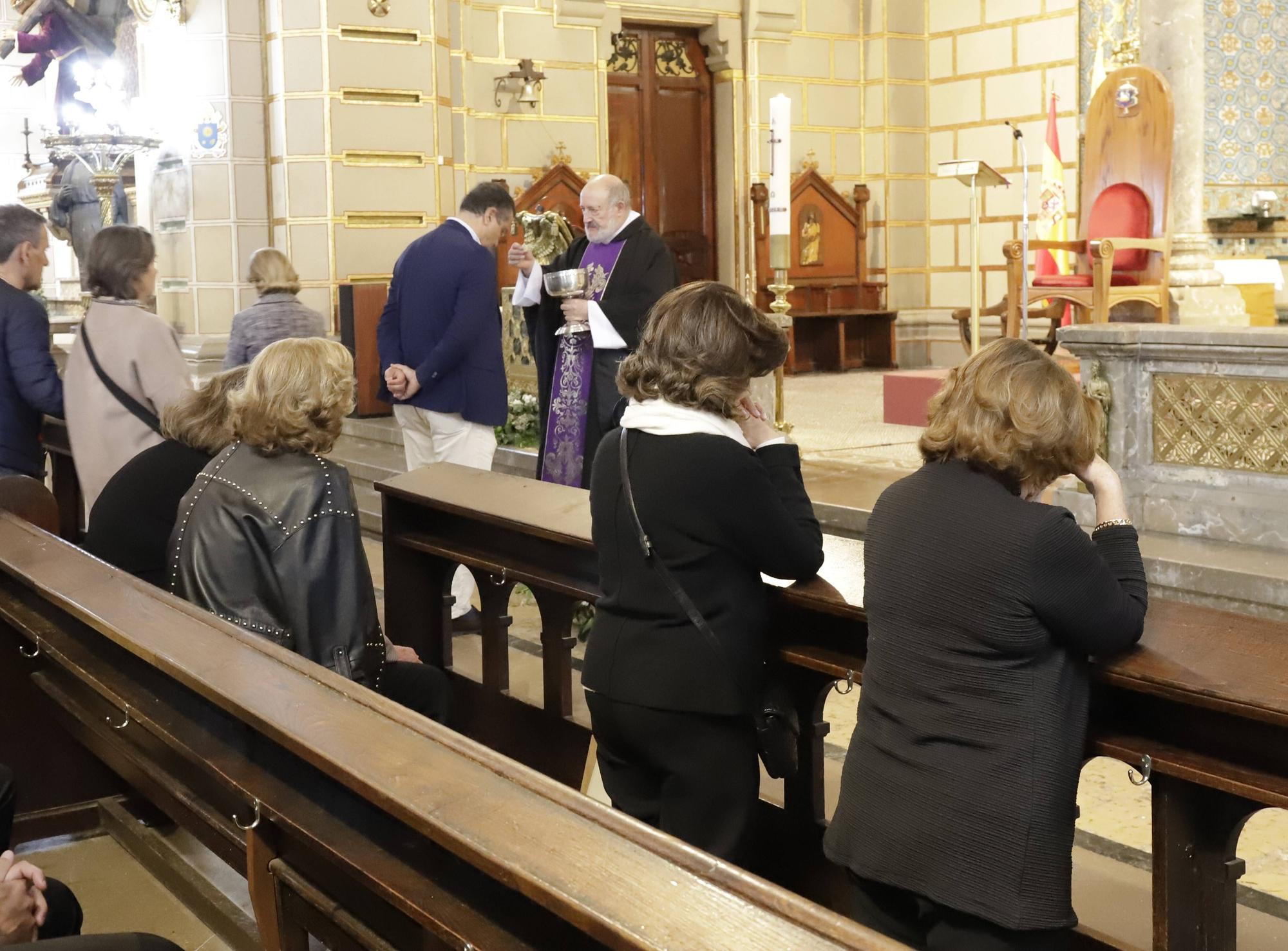 Sentida despedida a Anselmo López Acha, recibido en la iglesia con el himno del Oviedo
