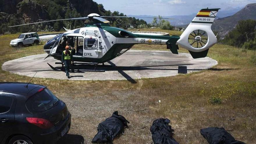 Un helicóptero recoge los cuerpos de los tres fallecidos.