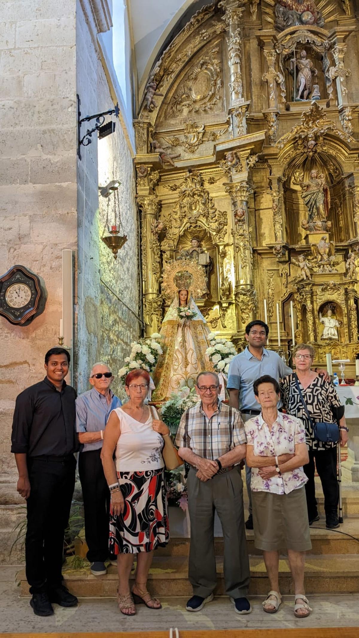 Ajai Agustine con un grupo de fieles.