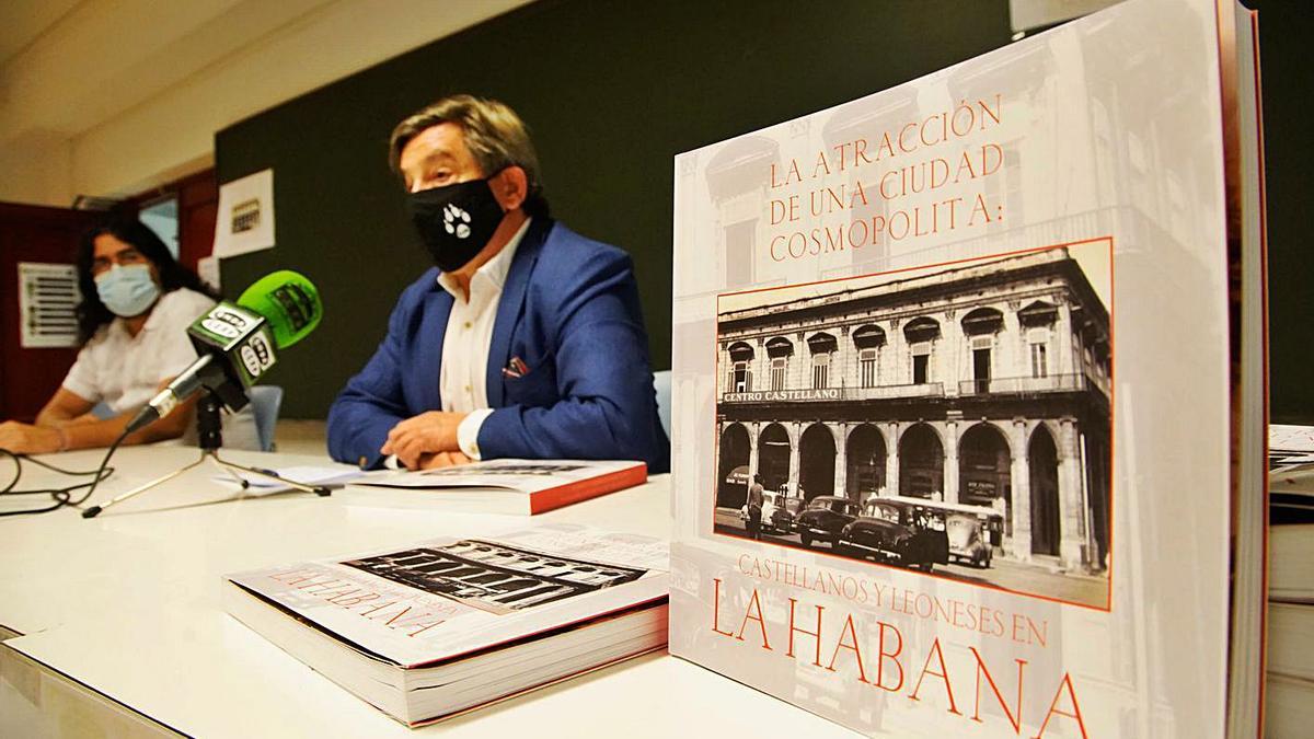 Juan Andrés Blanco, director de la UNED y coordinador del trabajo con Rubén Sánchez, uno de los autores del libro. | Jose Luis Fernández