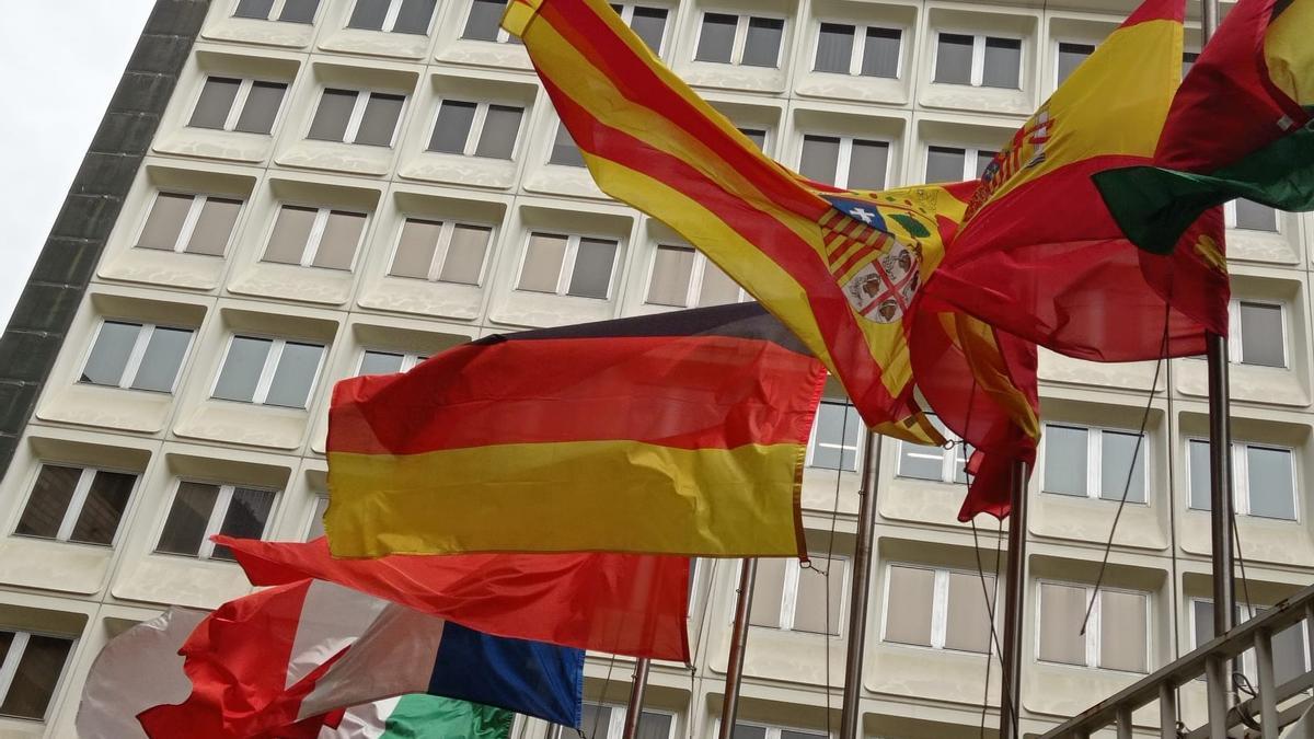 El viento mueve las banderas frente al hotel Palafox