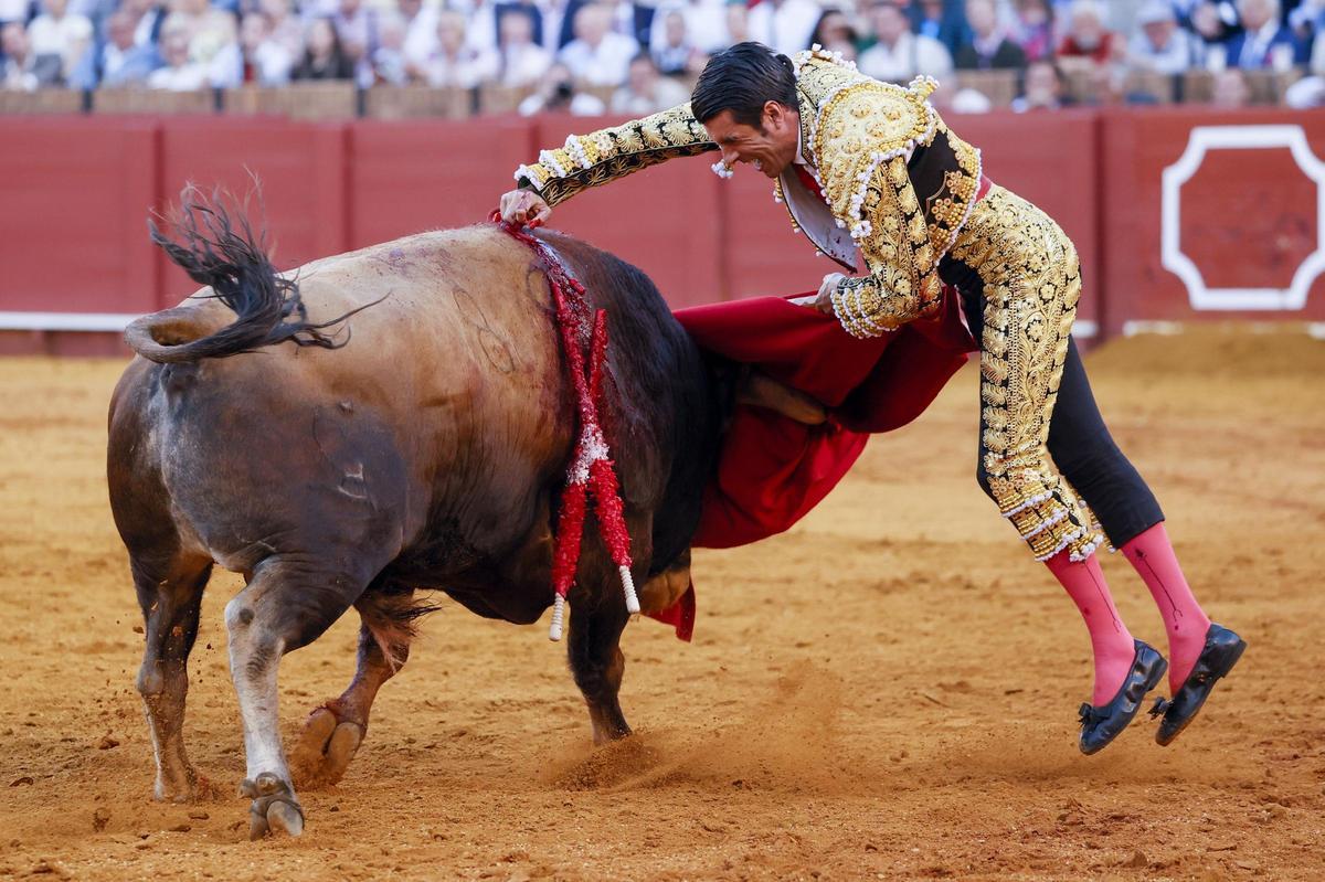 Emilio de Justo le da la estocada a uno de sus dos toros este martes, en el festejo de la feria de Abril de Sevilla.