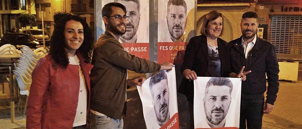 La portavoz Romero y el ya exedil Borràs, junto a otros miembros de la lista, en la pegada de carteles de 2019.