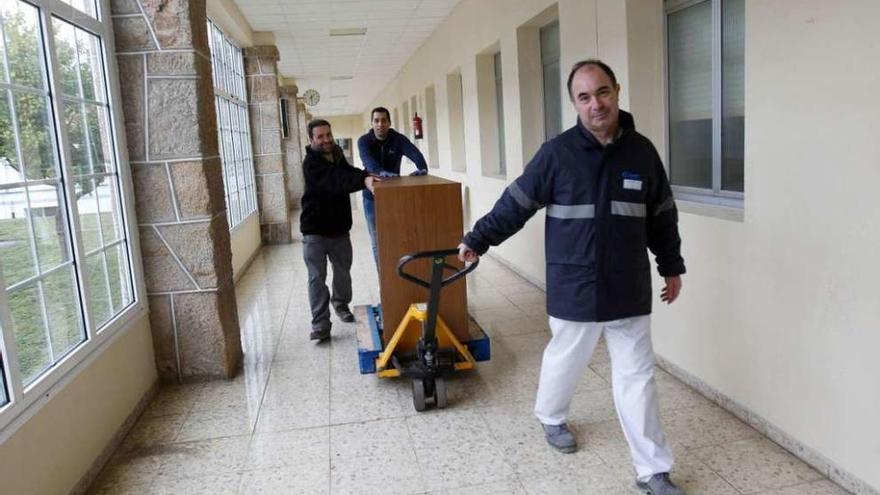 Trabajadores trasladan muebles, ayer en el Hospital Rebullón. // Ricardo Grobas