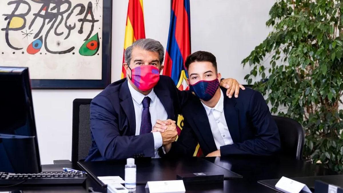 Zacarías Ghailán firma su contrato junto al presidente azulgrana, Joan Laporta