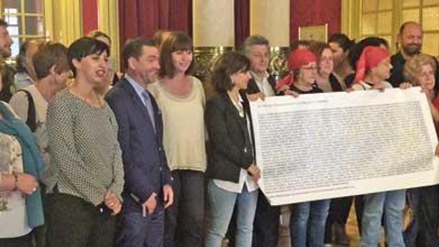 Die Parlamentarier und Memoria de Mallorca feiern die Verabschiedung.