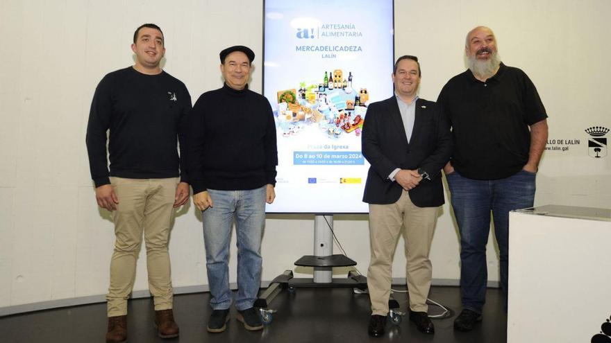 Marcos Mariño, José Crespo, José Luis Cabarcos y Carlos Brea, junto al cartel de la feria de artesanía alimentaria.