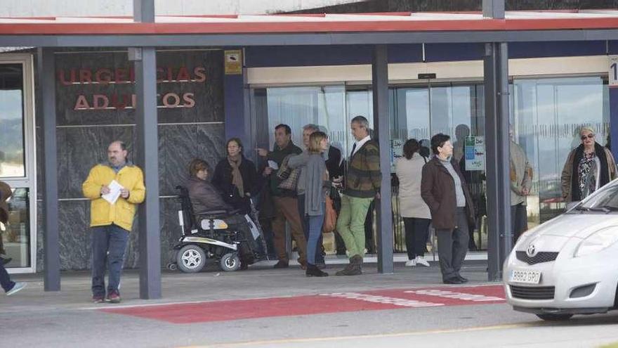 Familiares de pacientes en la puerta del área de Urgencias del HUCA, a media tarde de ayer.