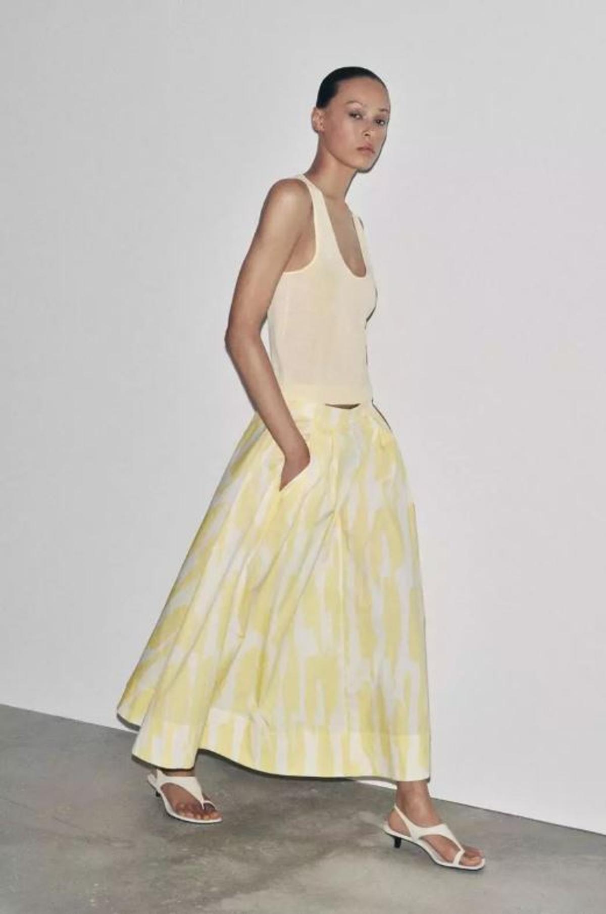 Falda midi estampada de Zara