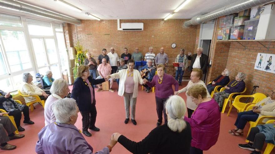'Os Firrás' celebran con los mayores de O Grove os Maios y el Día de la Madre