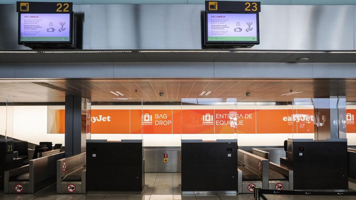 Mostradores de facturación de easyJet vacíos en el aeropuerto de El Prat, durante la jornada de huelga de tripulantes de esta compañía y de Ryanair.