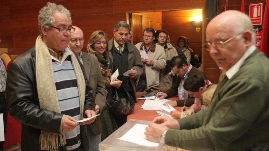 Funcionarios del ayuntamiento de Murcia hacen cola para votar en las últimas elecciones