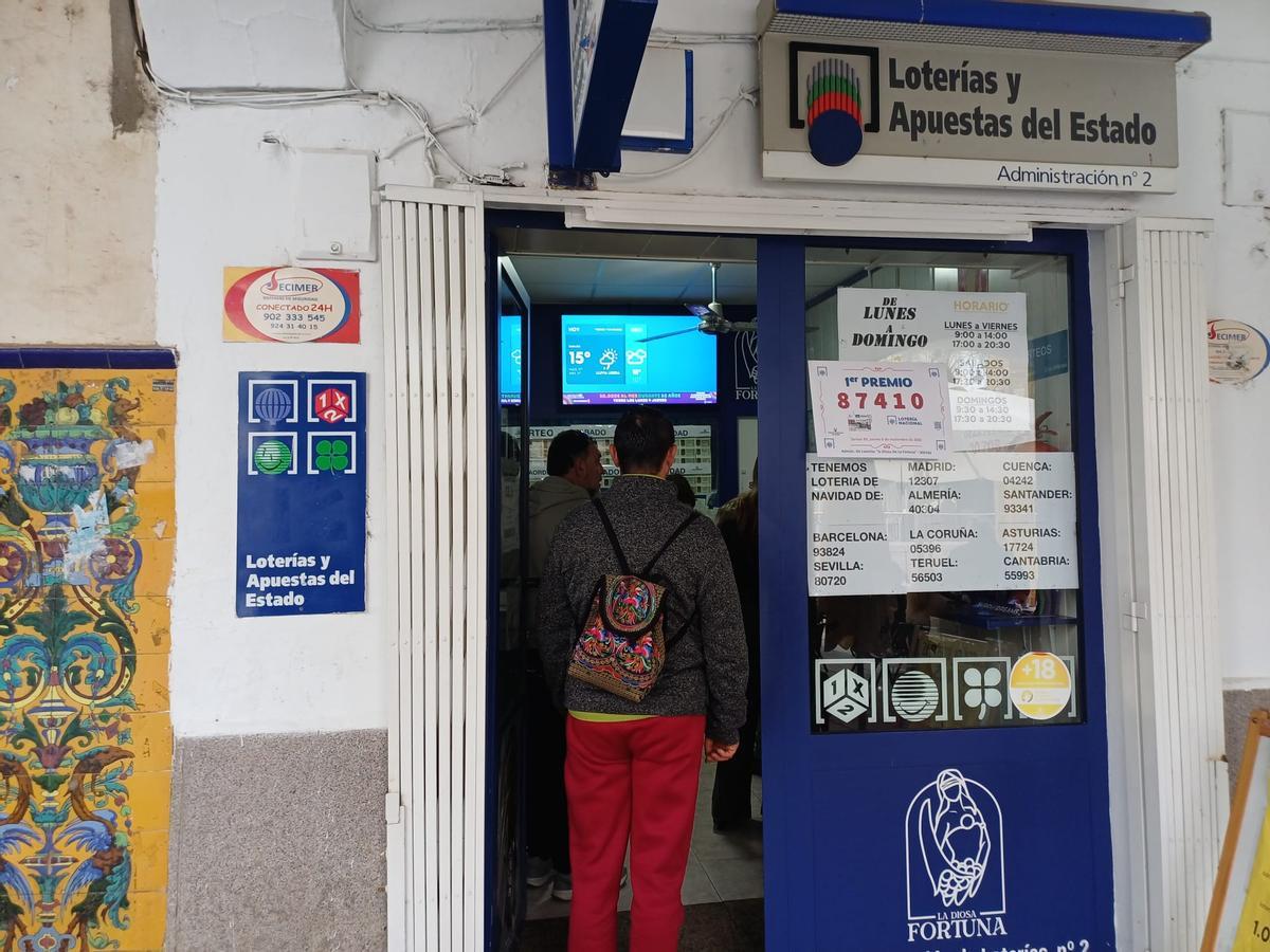 Clientes en el interior de una administración de loterías.