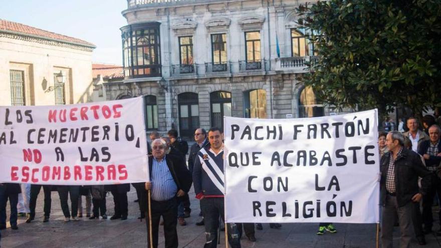 Los vecinos de Carballo, ayer, concentrados ante el Arzobispado, en Oviedo.