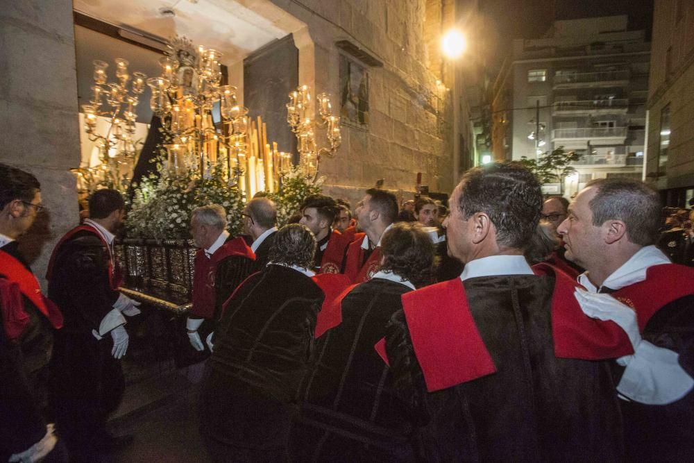 El numeroso cortejo de damas de mantilla caracteriza a esta hermandad