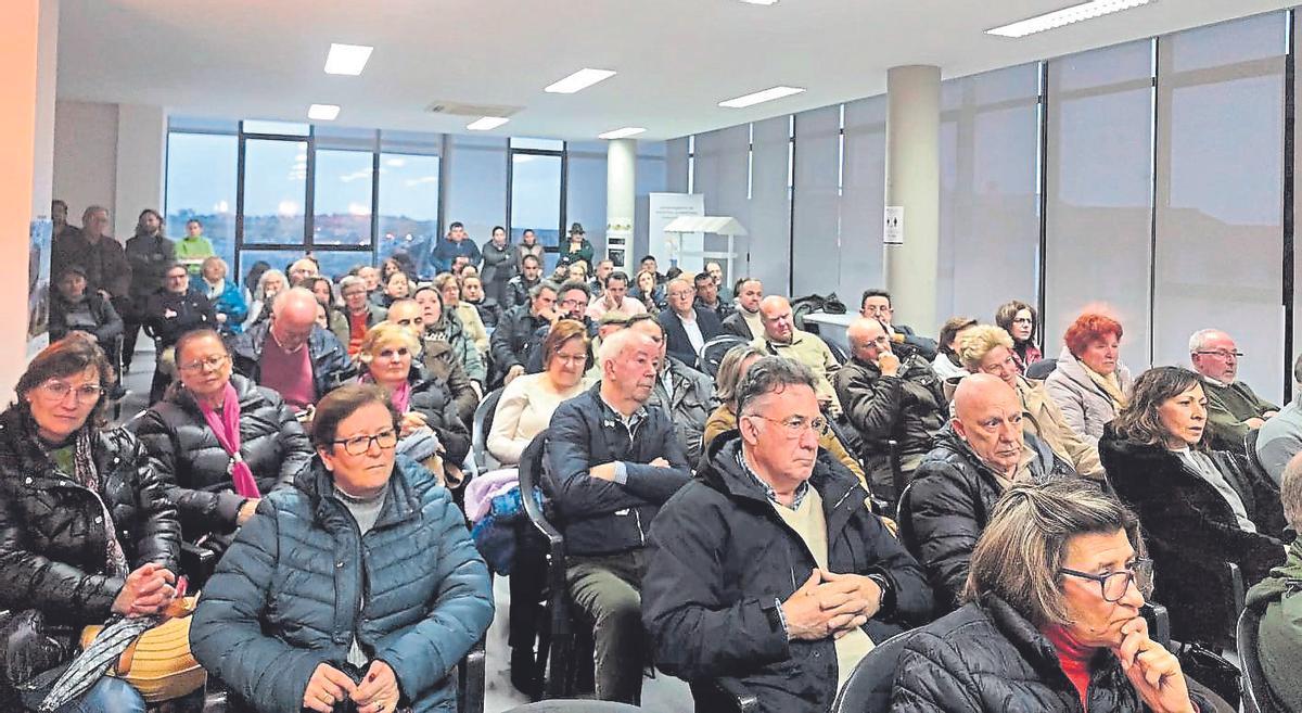 Asistentes a la reunión de la plataforma en Villanueva de Córdoba, este lunes.