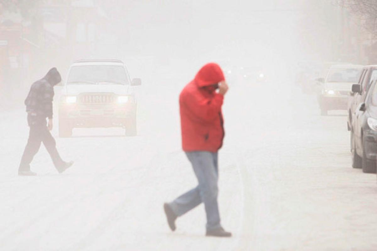 Uns vianants caminen pels carrers de San Martín de los Andes (Argentina) envoltats per les cendres del volcà Puyehue-Cordon Caulle.