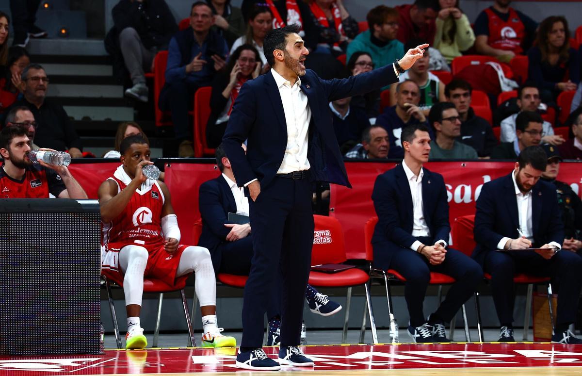 Jesús Ramírez da instrucciones durante el último partido al frente del Casademont Zaragoza.