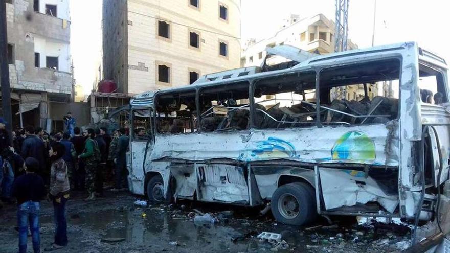 Estado en el que quedó el autobús atacado ayer en Damasco. // Reuters