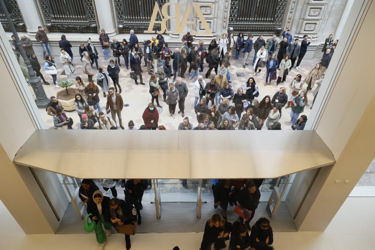 Zara en Valencia  Zara abre en Valencia un modelo de tienda que