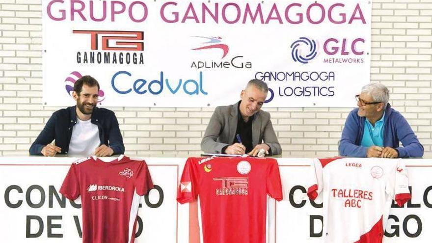 Javier Hernández, José Manuel Abalde y Miguel Comesaña, en la firma protocolaria de la fusión.