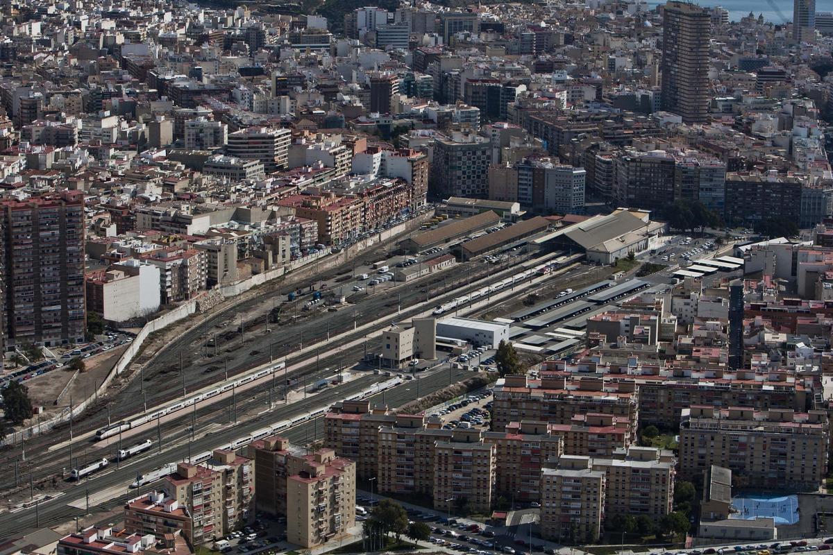 Imagen aérea de la zona previa a la llegada de la alta velocidad a Alicante, con la estación entre viviendas