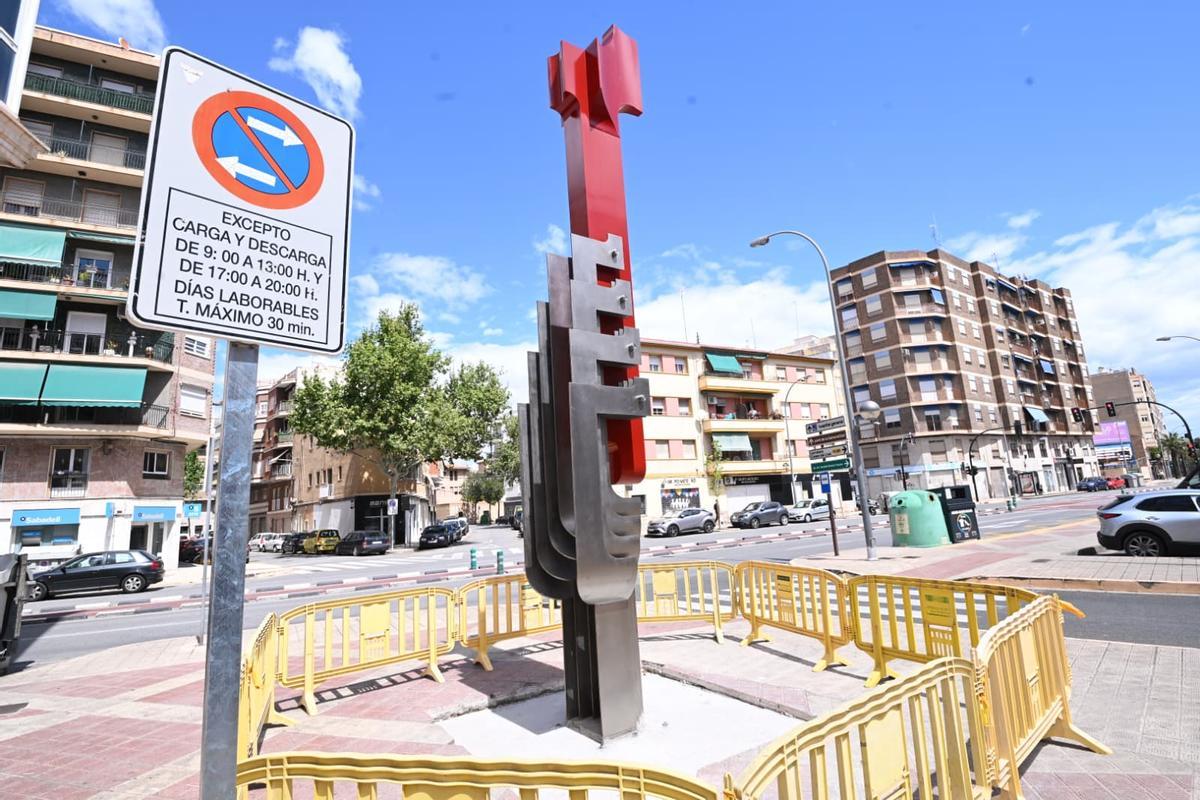Un detalle donde se aprecia que falta rematar la base de la escultura.