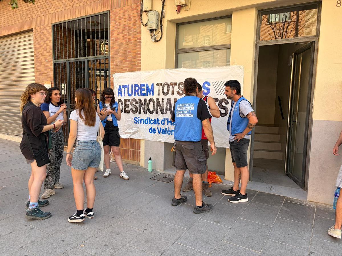 El Sindicat d'Habitatge apoya a la familia desahuciada.