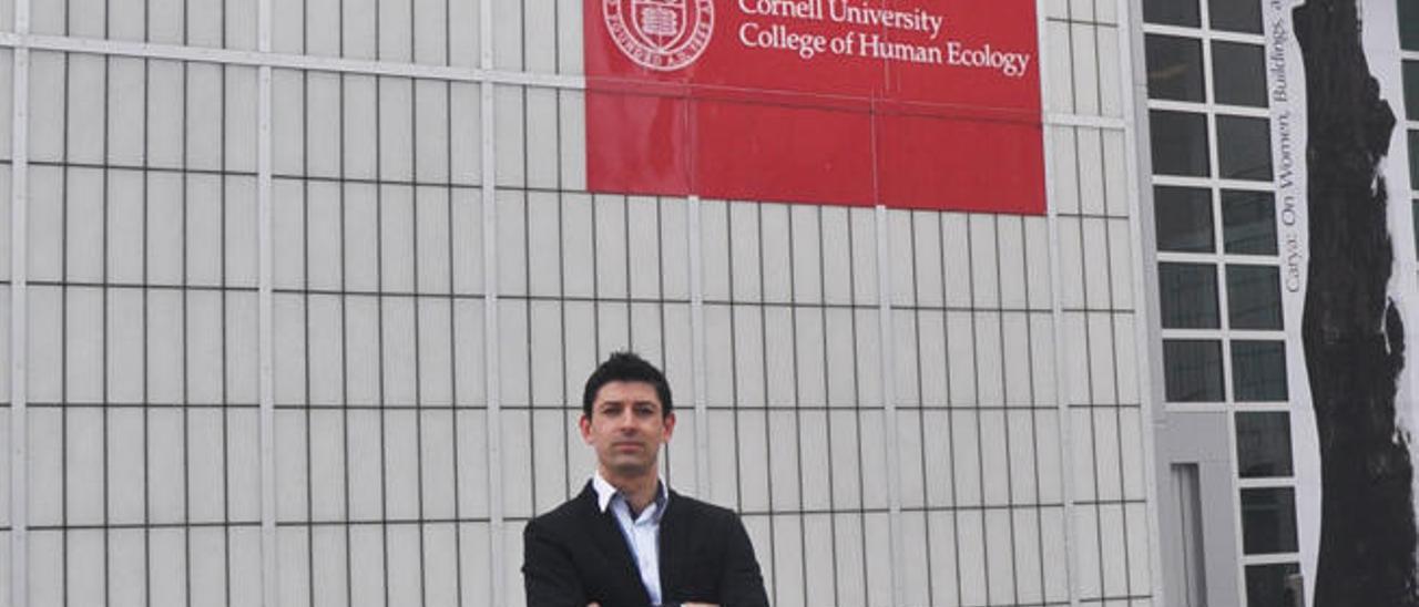 Iván Álvarez, en la fachada de la Universidad de Cornell de Nueva York.