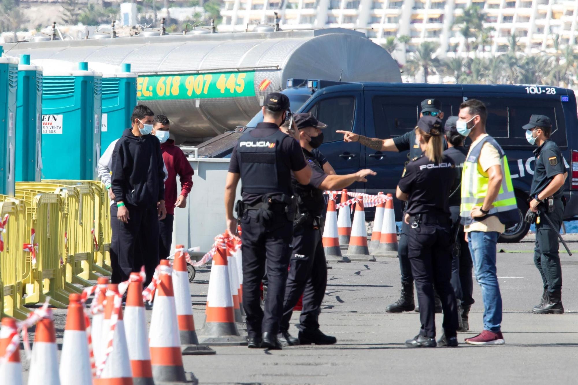 Salvamento Marítimo ha rescatado este jueves a 17 inmigrantes de origen magrebí localizados a bordo de una patera unos 18 kilómetros al sur de Maspalomas (Gran Canaria), que han sido trasladados al puerto de Arguineguín. EFE/Quique Curbelo