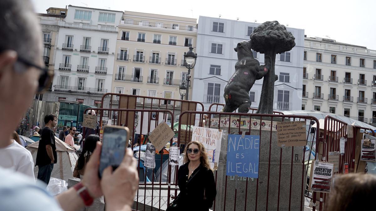 CRISIS VIVIENDA | Turistas y comercios, sobre la acampada frente a la Puerta del Sol: «Lo que hacen es bueno para España pero no sé si es el lugar más adecuado para ello»