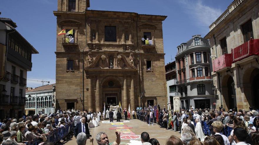 Oviedo cumple con la tradición de Corpus: misa en la Catedral, alfombras florales y fresas en Trascorrales