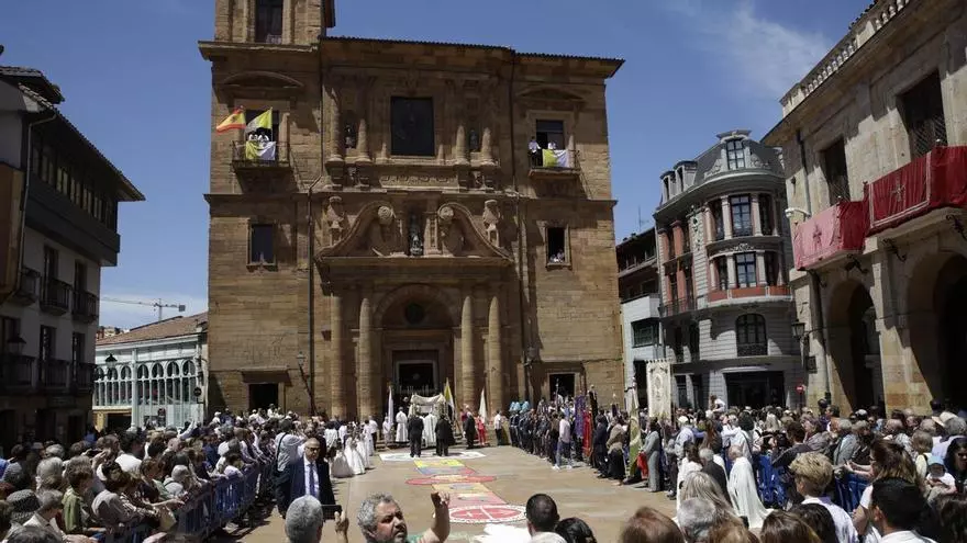 Oviedo cumple con la tradición de Corpus: misa en la Catedral, alfombras florales y fresas en Trascorrales